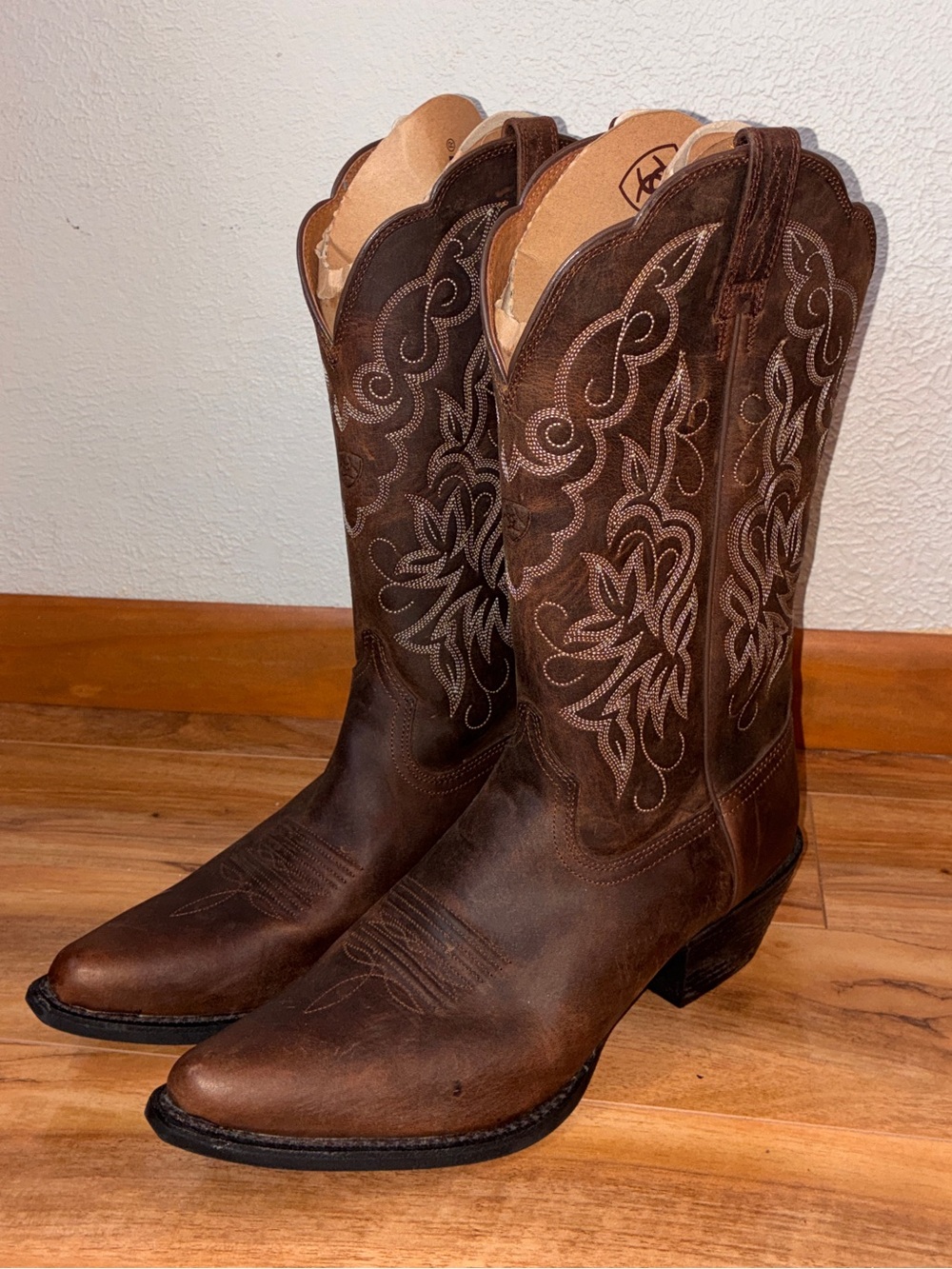 Ariat Women’s Heritage J-Toe Western Cowboy/Cowgirl Boots- size 8.5 B